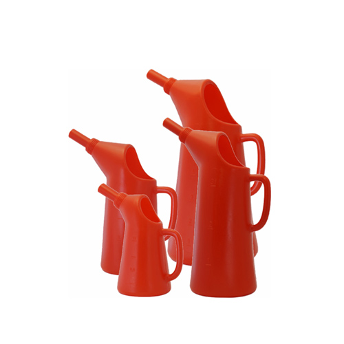 Plastik litre kapları. Yağ, yakıt veya diğer sıvıların ölçülerek doldurulması için kullanılan, farklı kapasitelerde ölçü kapları.